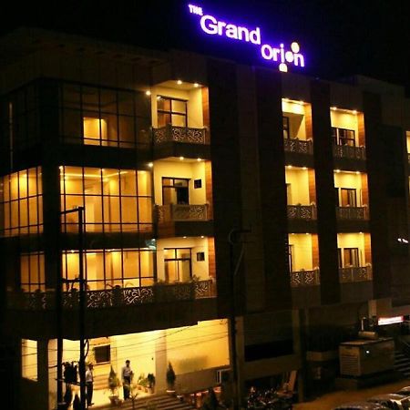 ホテル The Grand Orion Chinhat エクステリア 写真